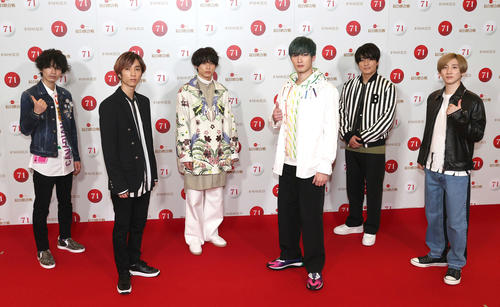 紅白歌合戦のリハーサルを終え、取材に応じるSixTONES。左から高地優吾、田中樹、松村北斗、ジェシー、森本慎太郎、京本大我(代表撮影)