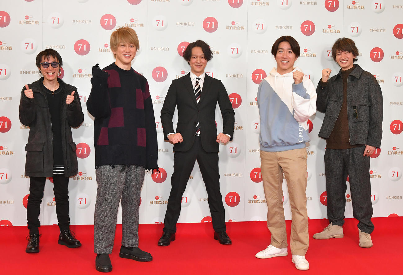 紅白歌合戦のリハーサルを終え、取材に応じる関ジャニ∞。左から安田章大、横山裕、丸山隆平、村上信五、大倉忠義（代表撮影）