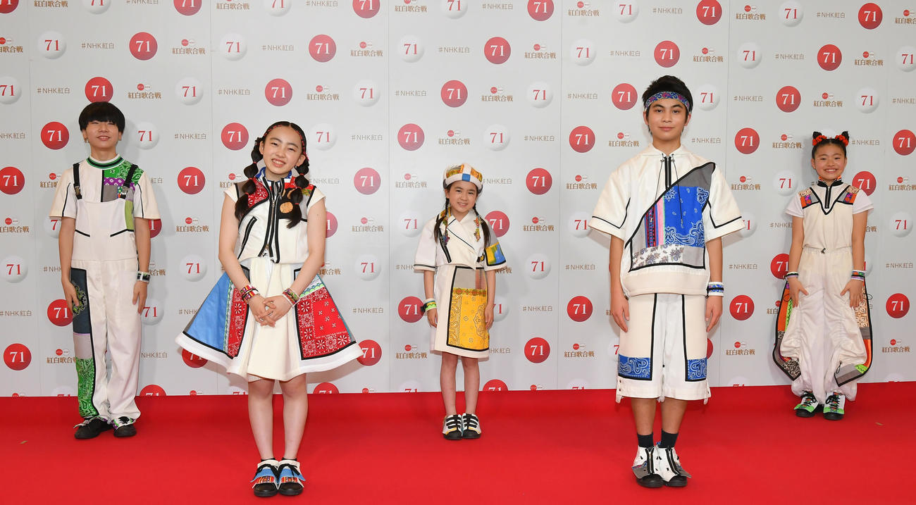 紅白歌合戦のリハーサルを終え、取材に応じるFoorinの、左からたける、もえの、ちせ、ひゅうが、りりこ（代表撮影）