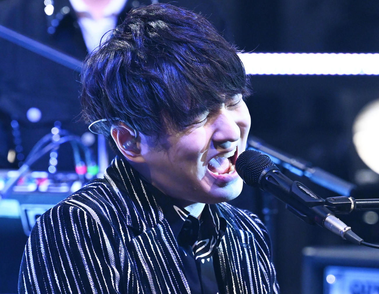 紅白歌合戦のリハーサルに臨むOfficial髭男dismの藤原聡