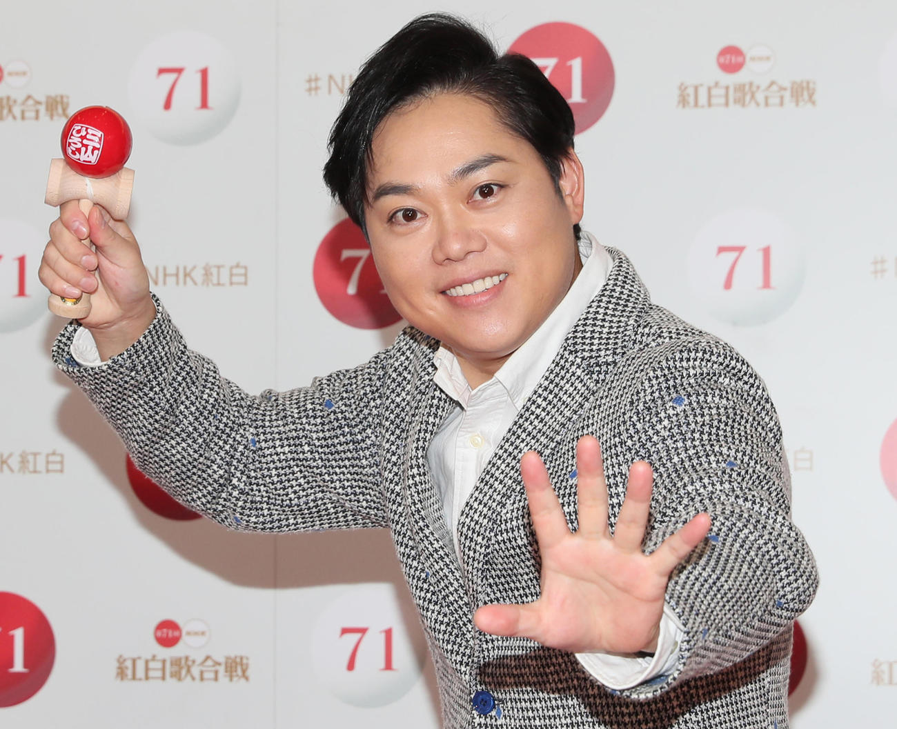 紅白歌合戦のリハーサルを終え、記念撮影に臨む三山ひろし（代表撮影）