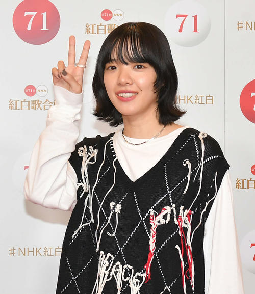 紅白歌合戦のリハーサルを終え、取材に応じるあいみょん（代表撮影）