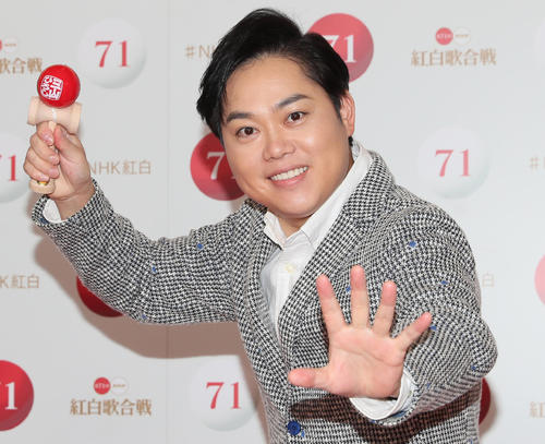 紅白歌合戦のリハーサルを終え、記念撮影に臨む三山ひろし(代表撮影)