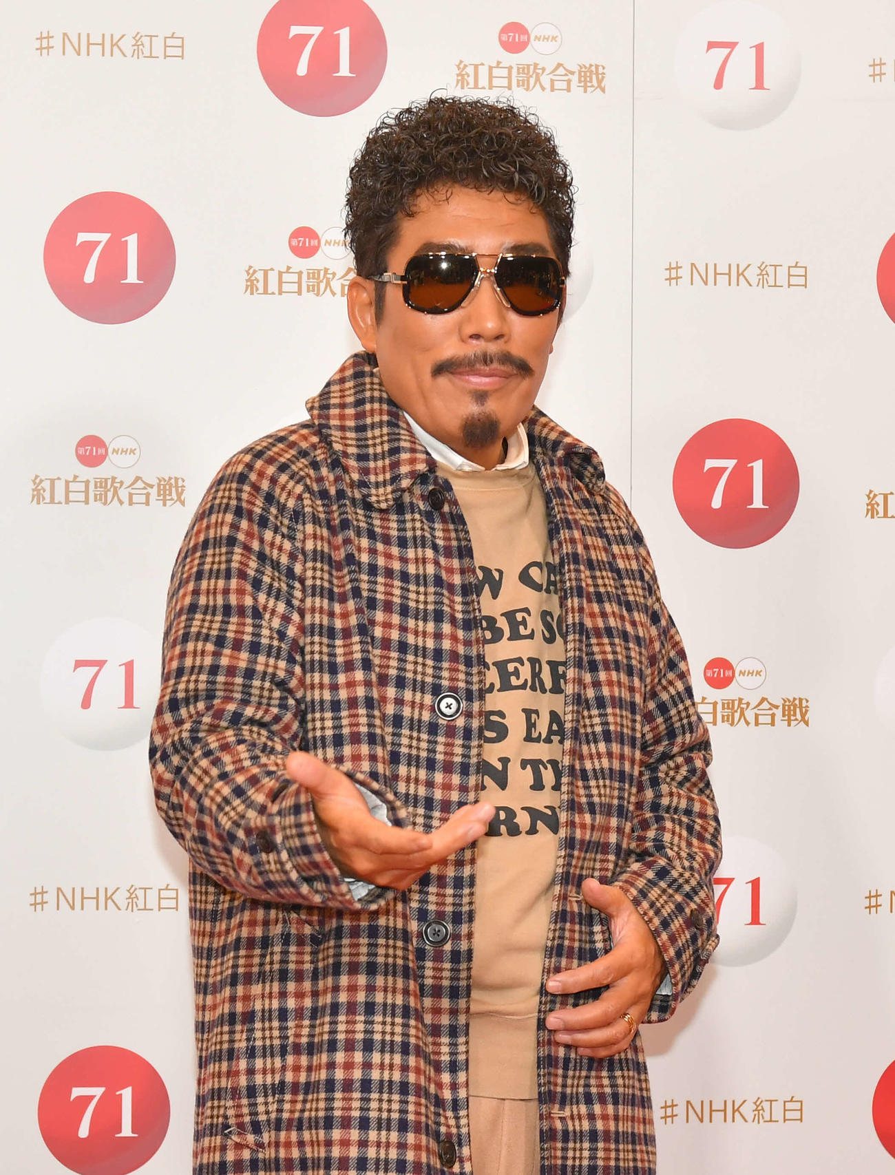 紅白歌合戦のリハーサルを終え、取材に応じる鈴木雅之（代表撮影）