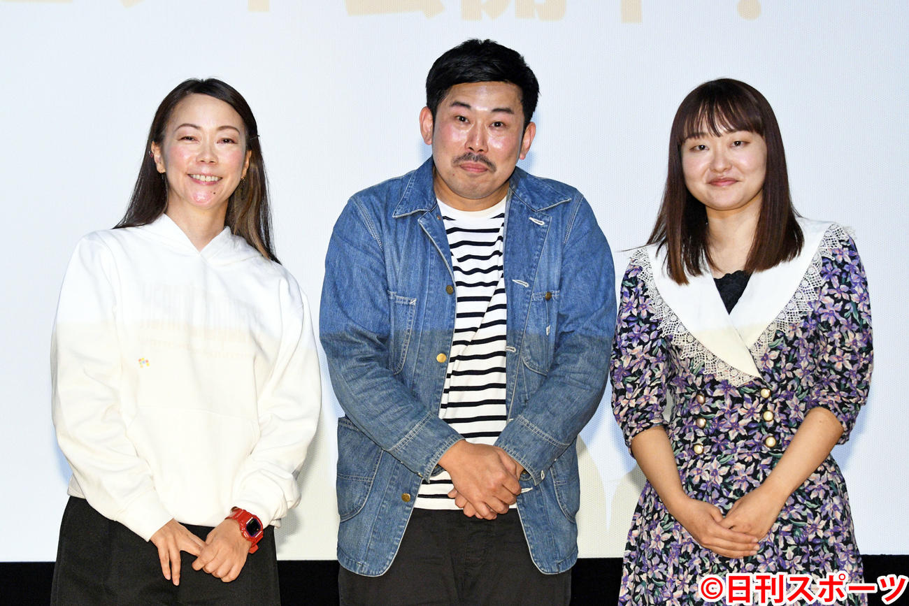 映画「私をくいとめて」公開記念スペシャルトークイベントで記念撮影する、左から大九明子監督、岡野陽一、吉住（撮影・滝沢徹郎）