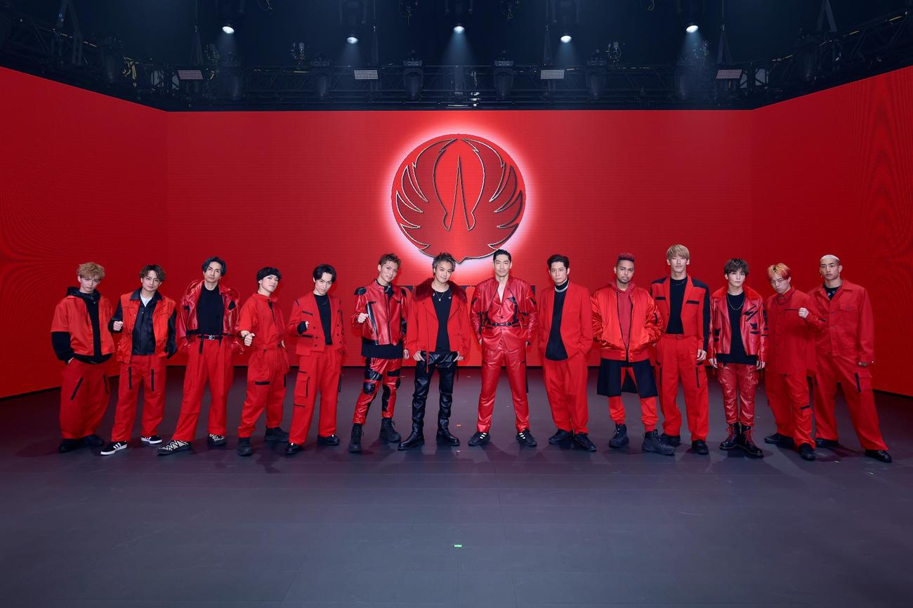 「LIVE×ONLINE」で14人体制初のライブを行ったEXILE。左から佐藤大樹、白濱亜嵐、橘ケンチ、NAOTO、TETSUYA、SHOKICHI、TAKAHIRO、AKIRA、黒木啓司、NESMITH、小林直己、岩田剛典、世界、関口メンディー