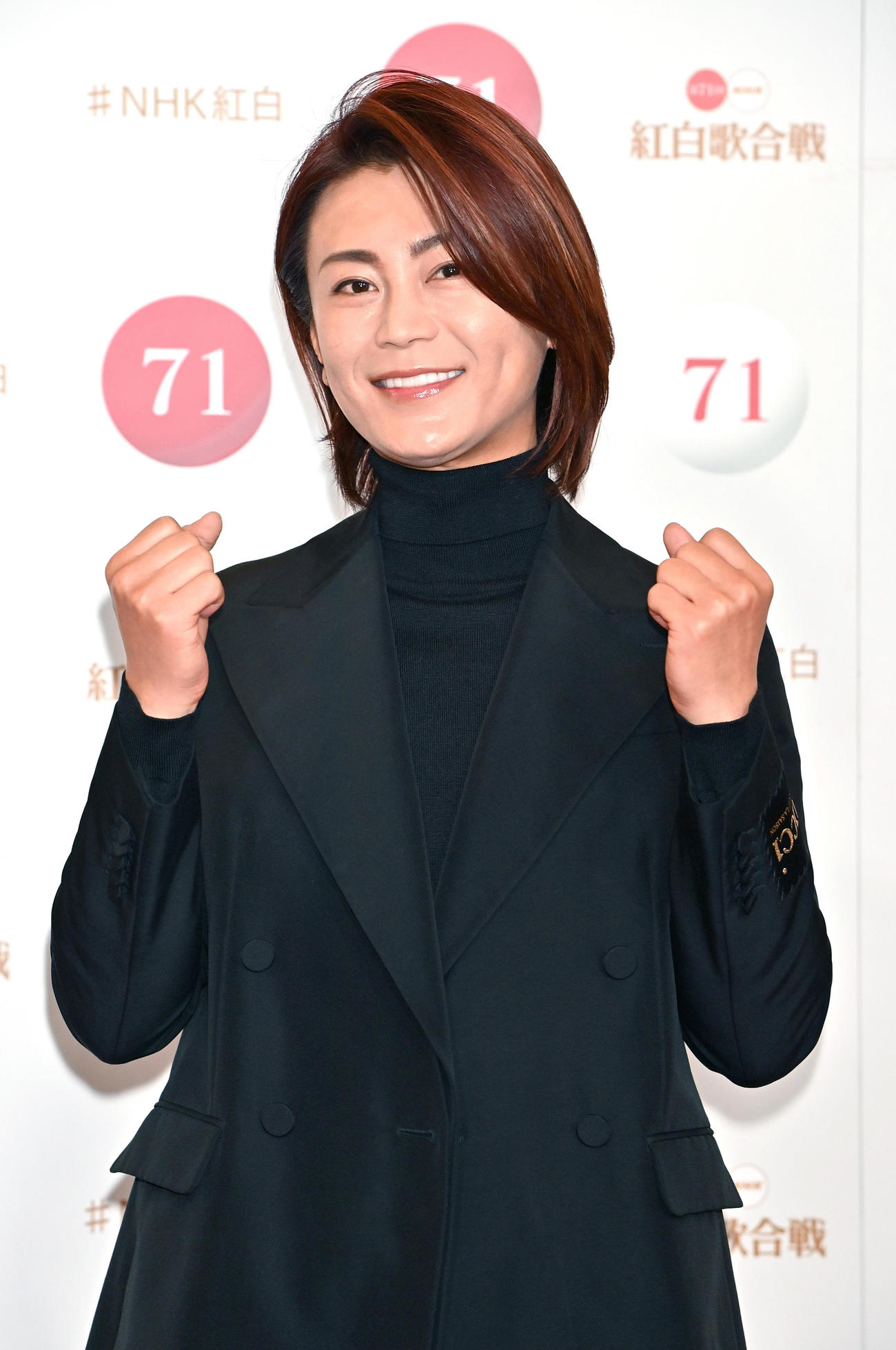 第71回NHK紅白歌合戦のリハーサルで、取材に応じる氷川きよし（代表撮影）