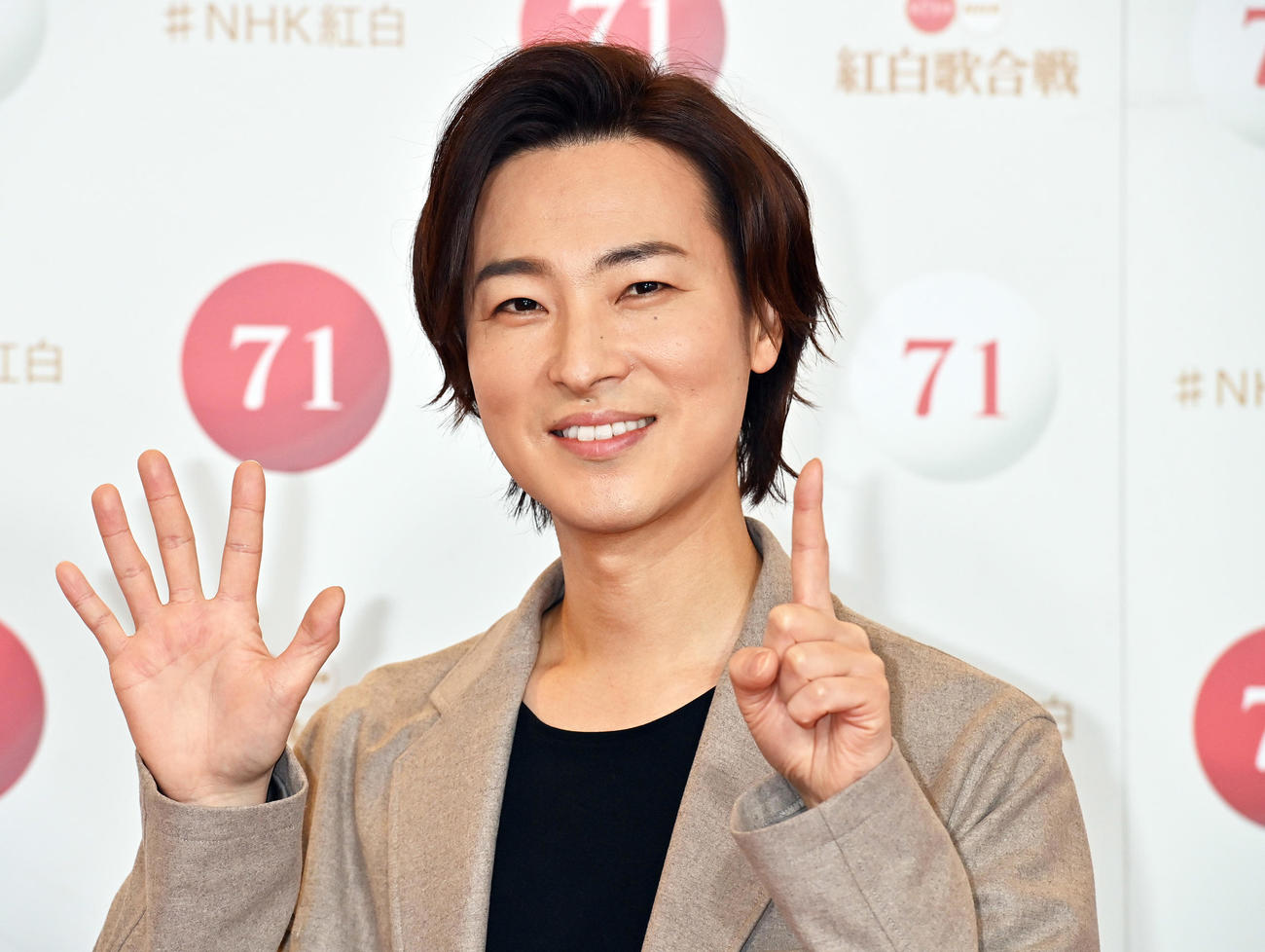 第71回NHK紅白歌合戦のリハーサルを前に取材に応じる山内惠介。今回で6回目の出場のため指を立ててポーズを決める（代表撮影）