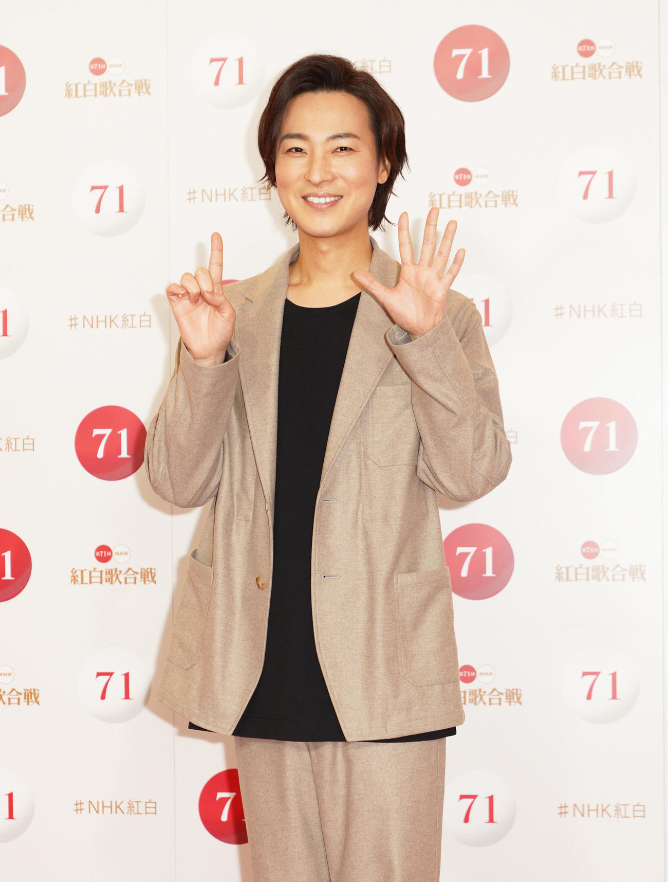 第71回NHK紅白歌合戦リハーサルで囲み取材に応じる山内惠介（代表撮影）