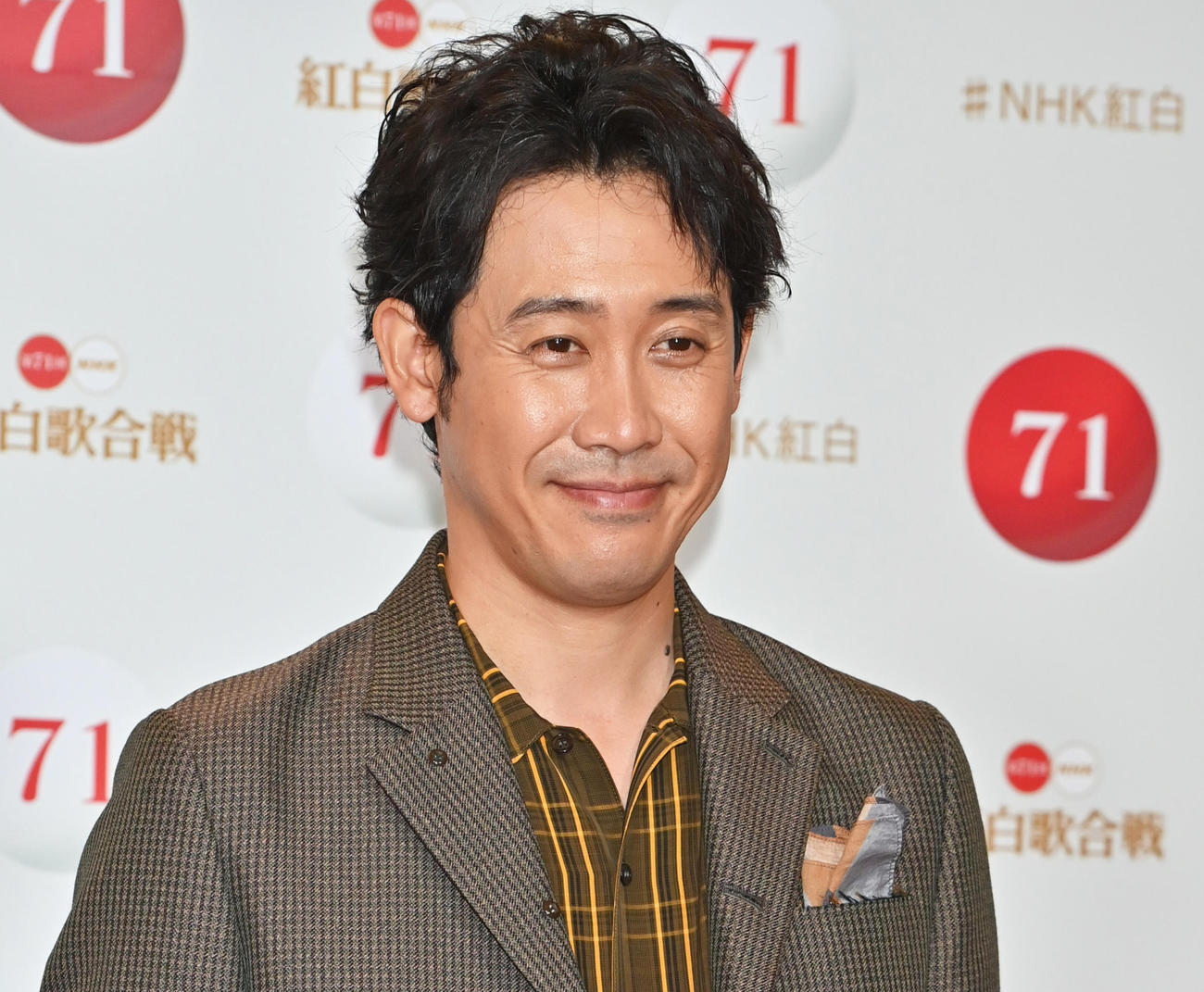 第71回NHK紅白歌合戦のリハーサルで取材に応じる白組司会の大泉洋（代表撮影）