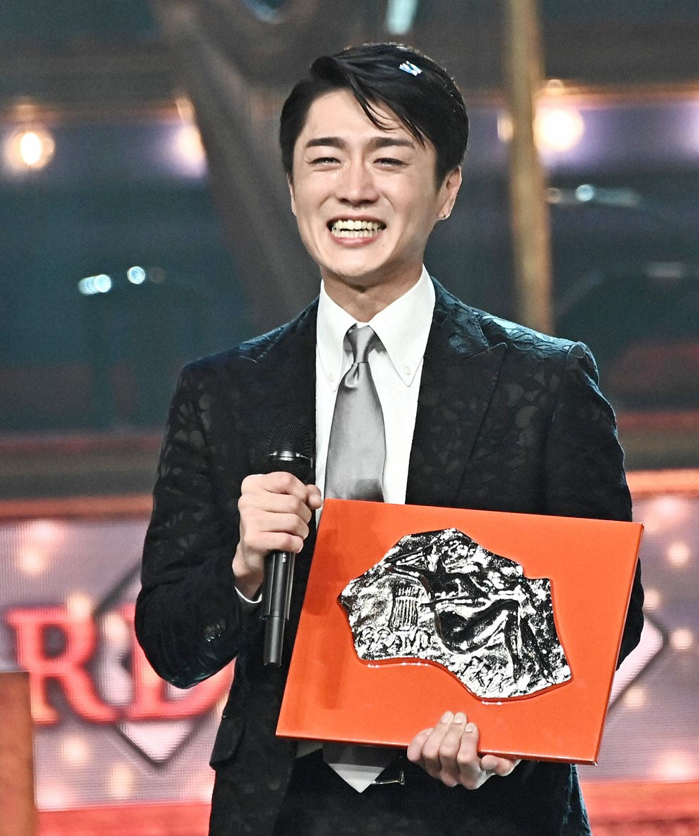 日本レコード大賞で最優秀新人賞を受賞し笑顔を見せる真田ナオキ（C）TBS
