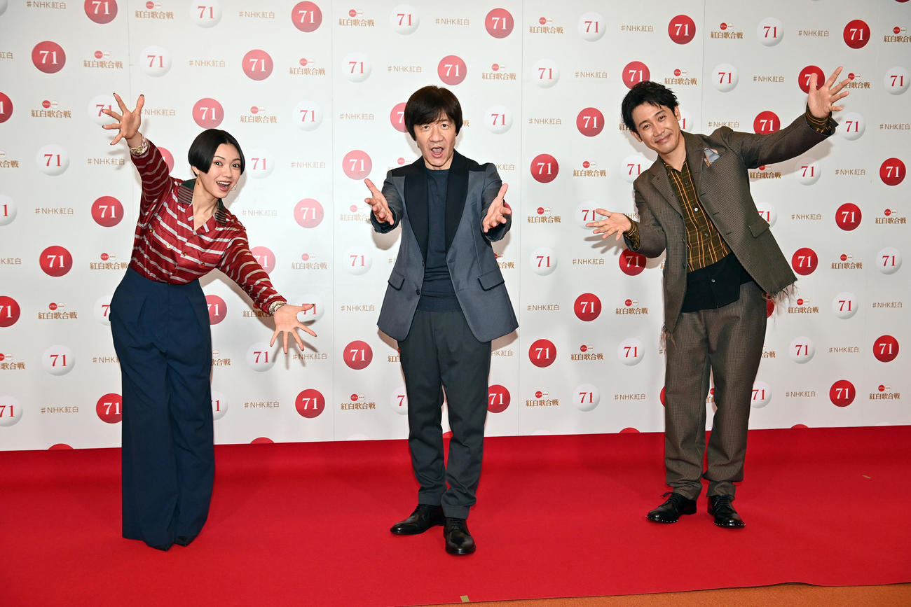 第71回NHK紅白歌合戦のリハーサルで取材に応じる、左から紅組司会の二階堂ふみ、総合司会の内村光良、白組司会の大泉洋（代表撮影）