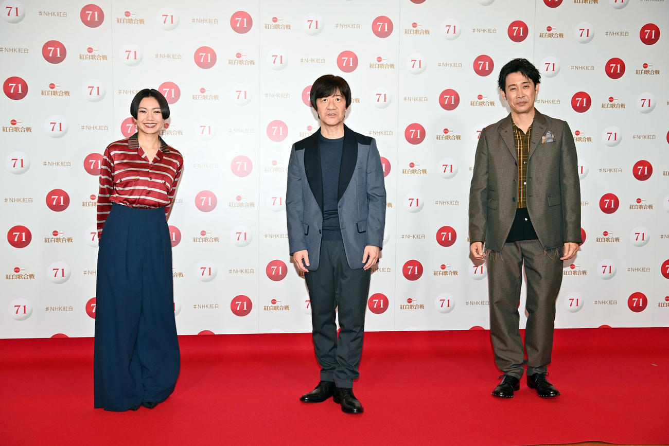 第71回NHK紅白歌合戦のリハーサルで取材に応じる、左から紅組司会の二階堂ふみ、総合司会の内村光良、白組司会の大泉洋（代表撮影）
