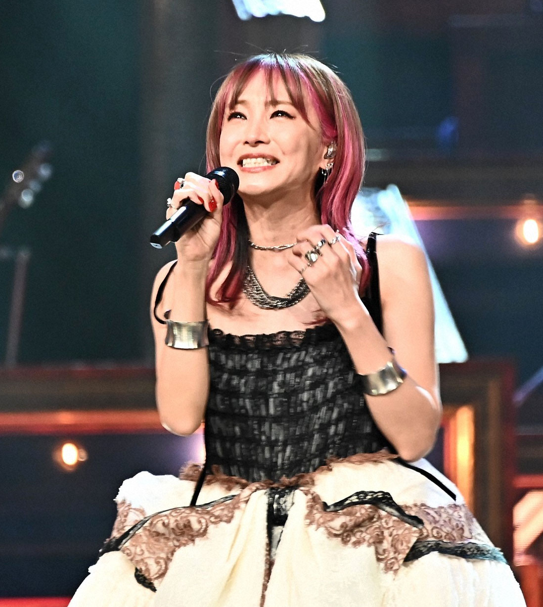 日本レコード大賞　レコード大賞を受賞し涙を流しながら「炎」を熱唱するLiSA（C）TBS