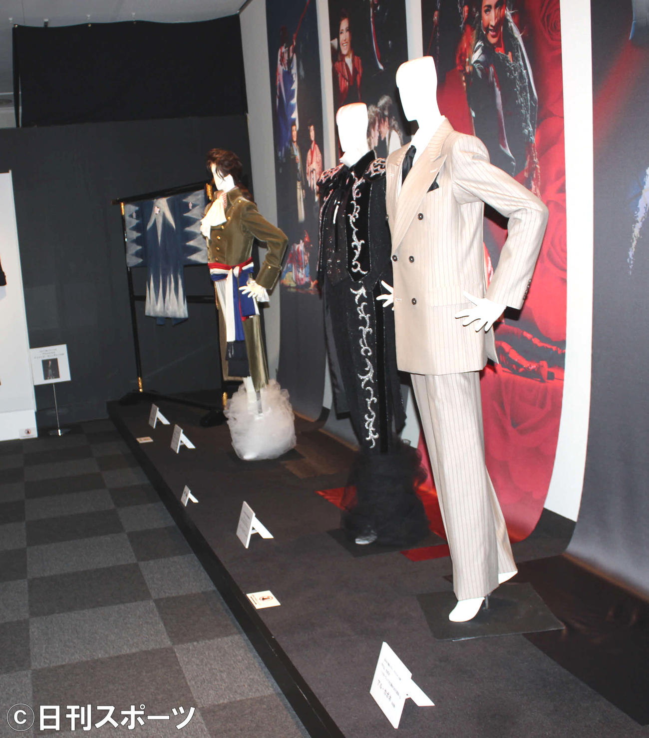 望海が演じた舞台の衣装がずらりと展示（撮影・村上久美子）