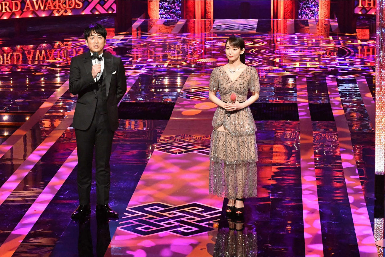 日本レコード大賞で司会を務める安住紳一郎（左）と吉岡里帆（C）TBS