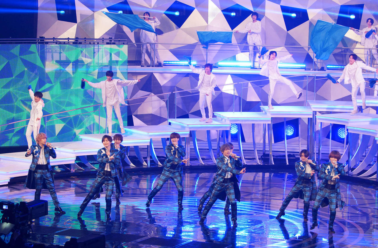 力強いパフォーマンスを披露するHey！Say！JUMP