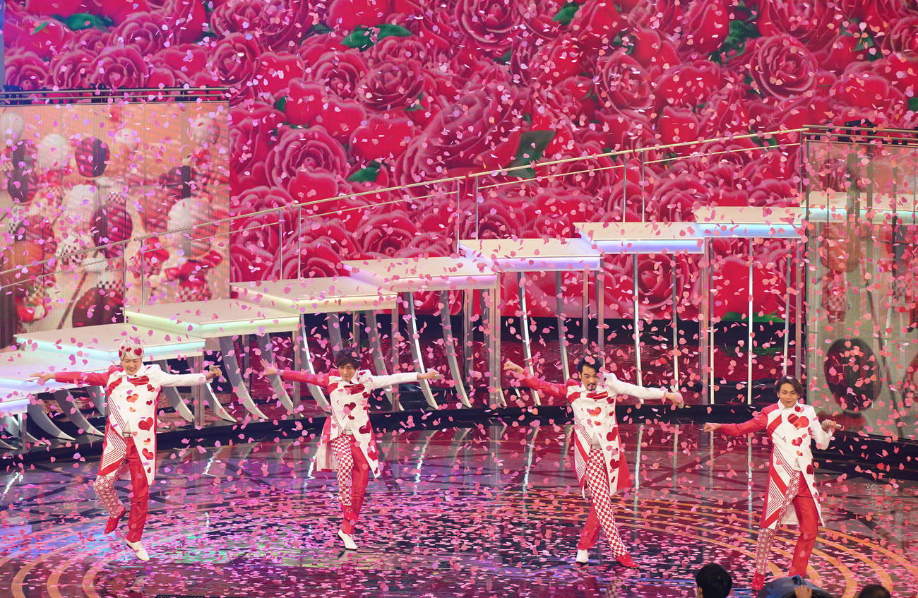 大量の紙吹雪が舞う中、ステージに立った純烈