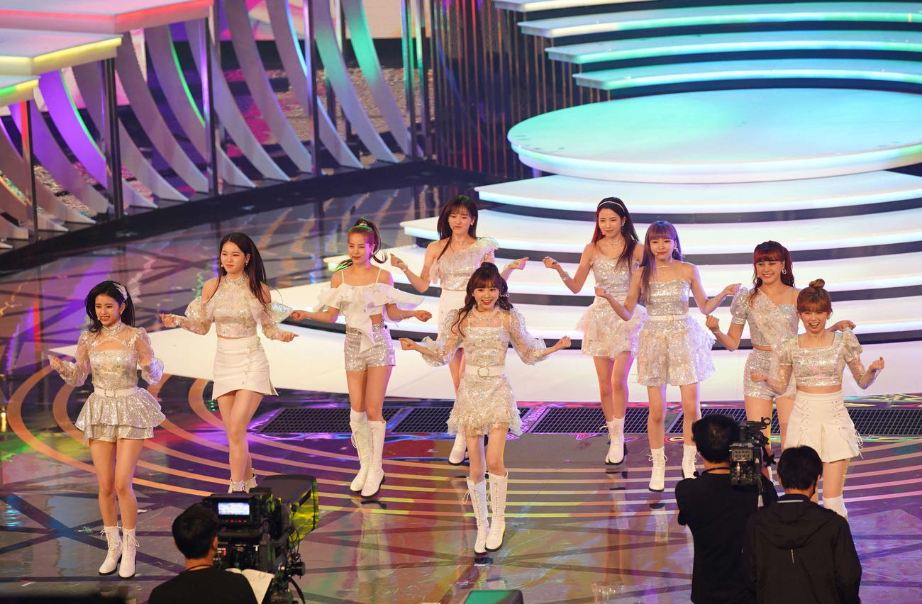 「Make　you　happy」を披露するNiziU