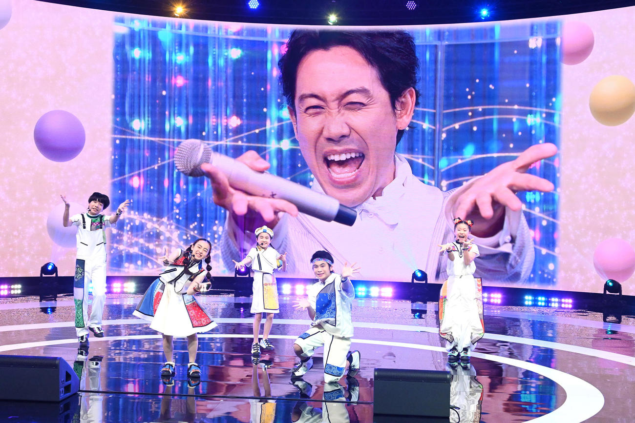 紅白歌合戦で「パプリカ」を歌うFoorin（フーリン）。画面は白組司会の大泉洋