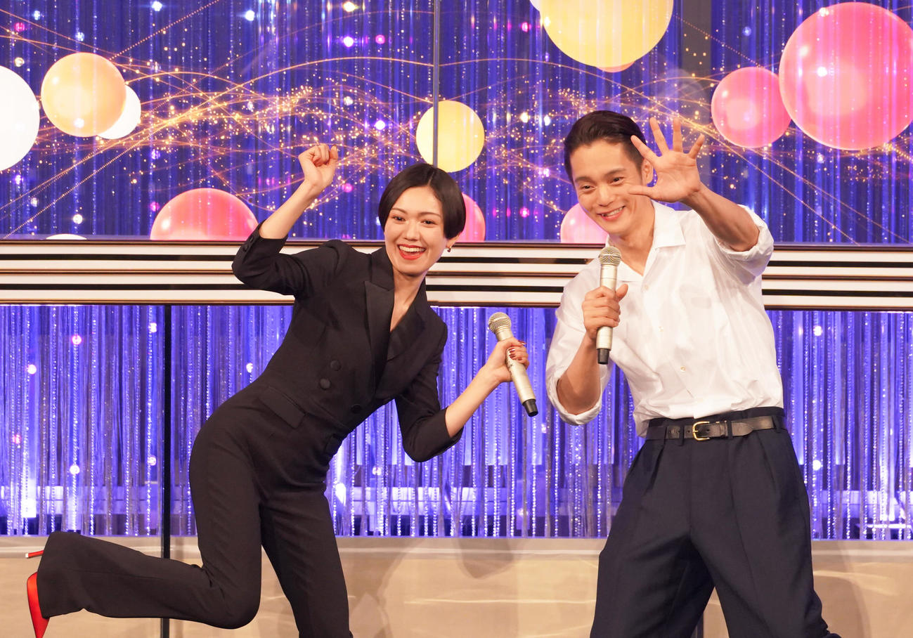 曲紹介する紅組司会の二階堂ふみ（左）と窪田正孝