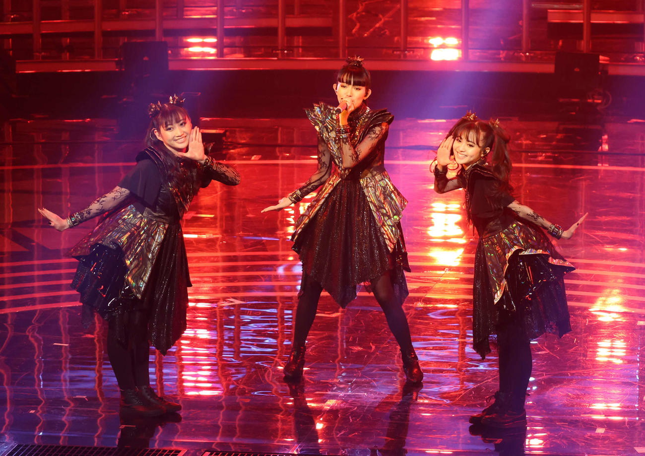 「イジメ、ダメ、ゼッタイ」を披露したBABYMETAL