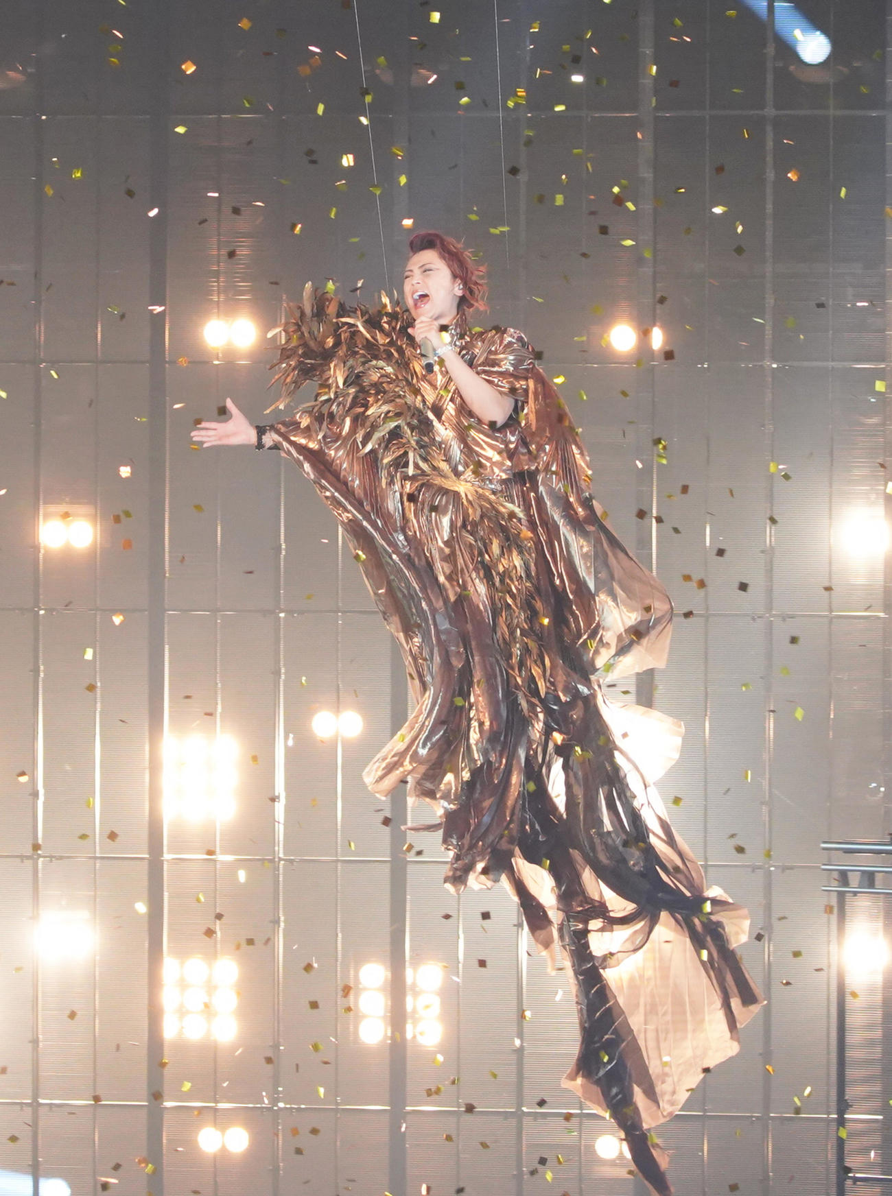 NHK紅白歌合戦で宙を舞いながら歌う氷川きよし