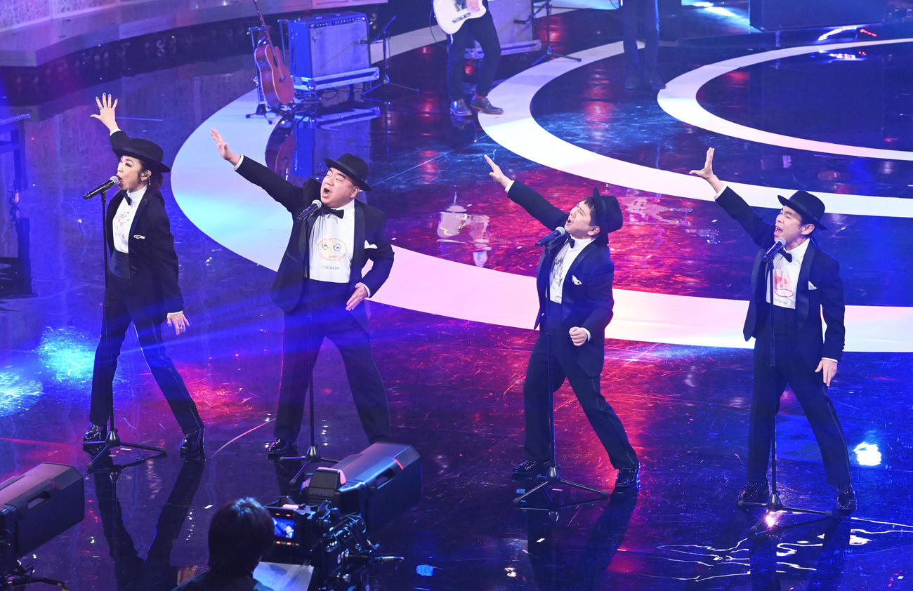 NHK紅白歌合戦で歌う、左から松任谷由実、出川哲朗、爆笑問題田中裕二、岡村隆史