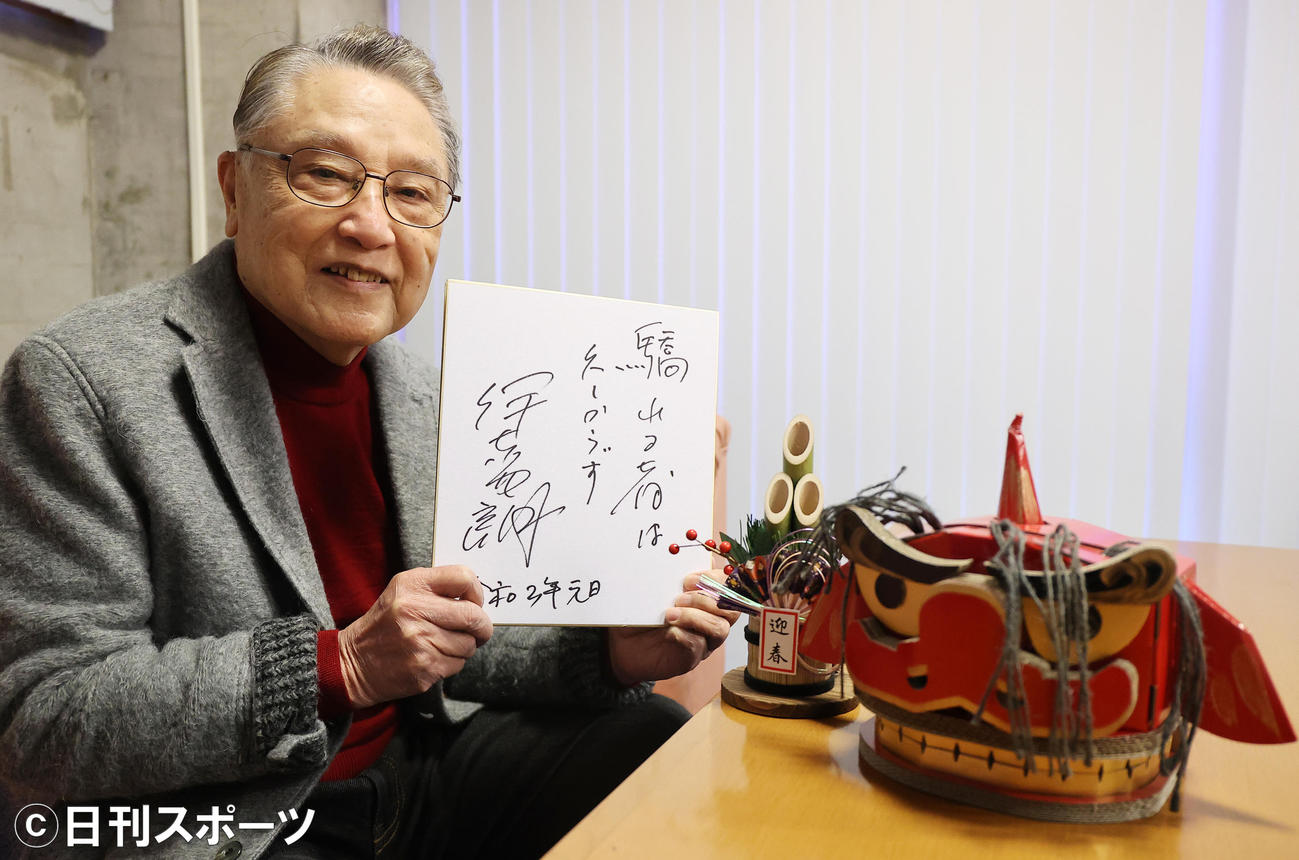 伊東四朗さんは色紙に「驕れる者は久しからず」と記した（撮影・浅見桂子）