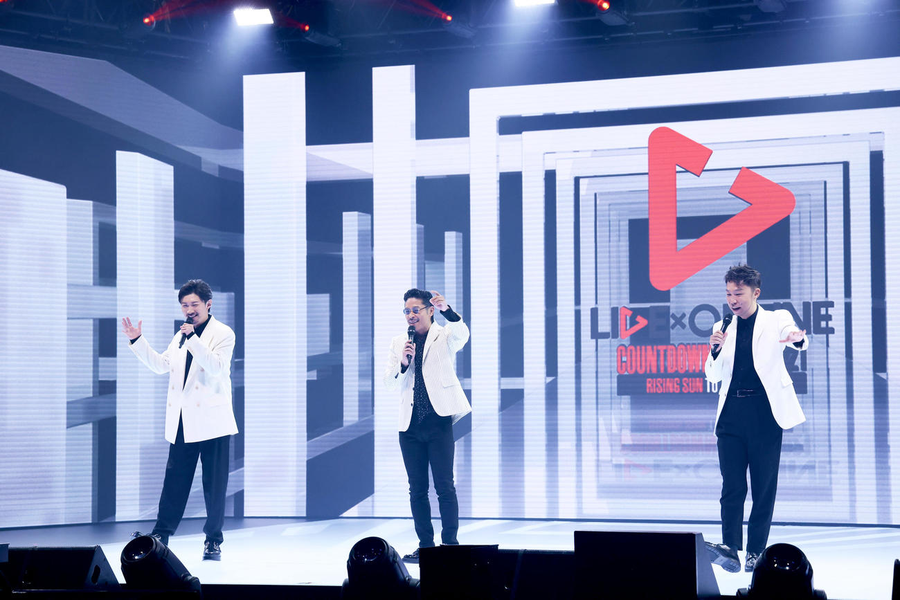 「LIVE×ONLINE」カウントダウンライブで総合司会を務めた、左からMAKIDAI、松本利夫、USA
