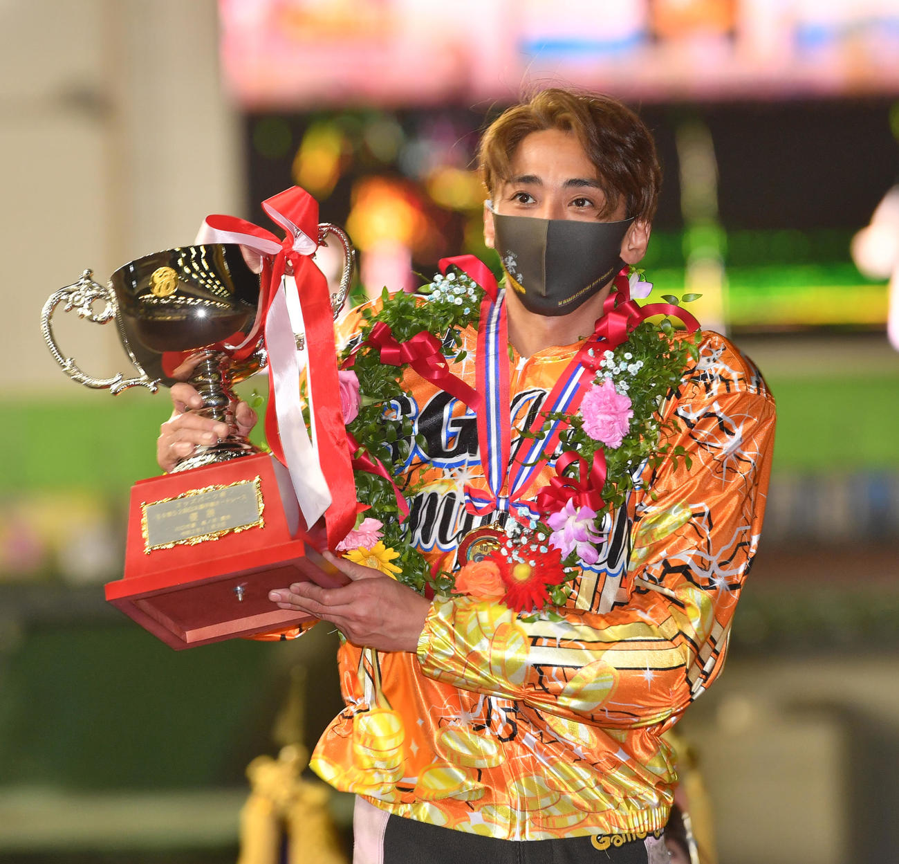 日本選手権で優勝杯を持つ森且行（2020年11月3日撮影）