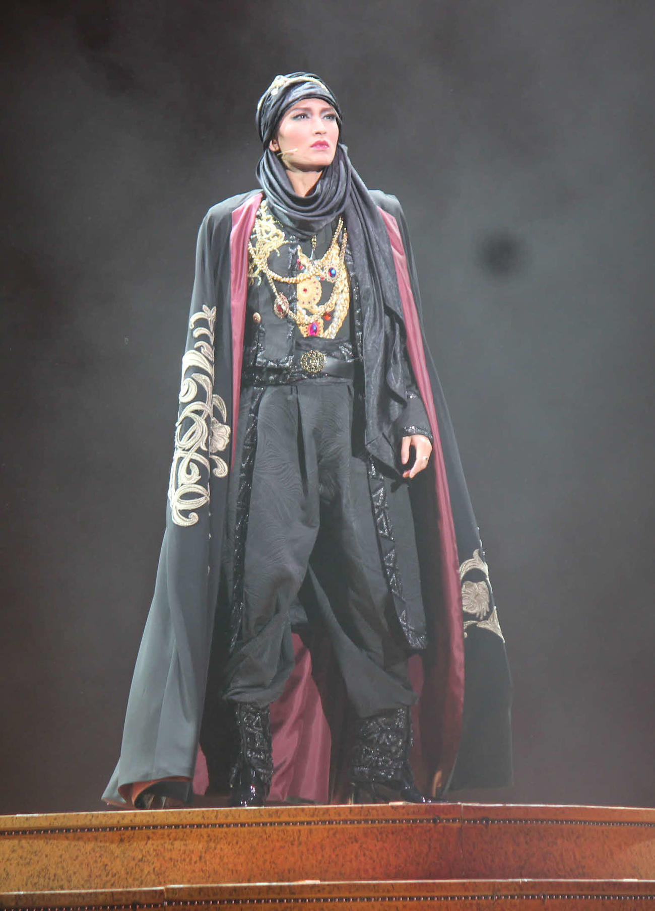 男役集大成公演で、盗賊の首領にふんしてショーに臨む望海風斗（撮影・村上久美子）