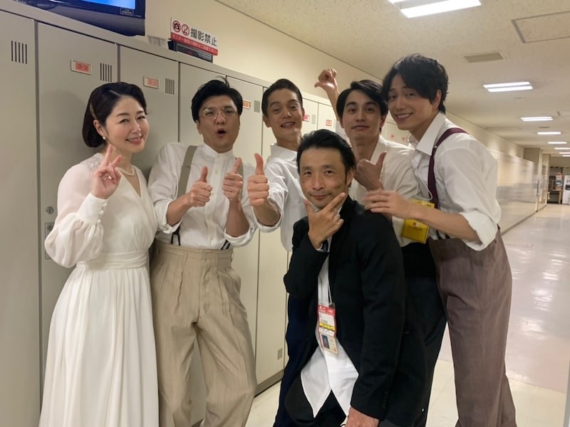 エール出演者らとのショットを披露した中村蒼（後列右から2人目）（中村蒼オフィシャルブログから）
