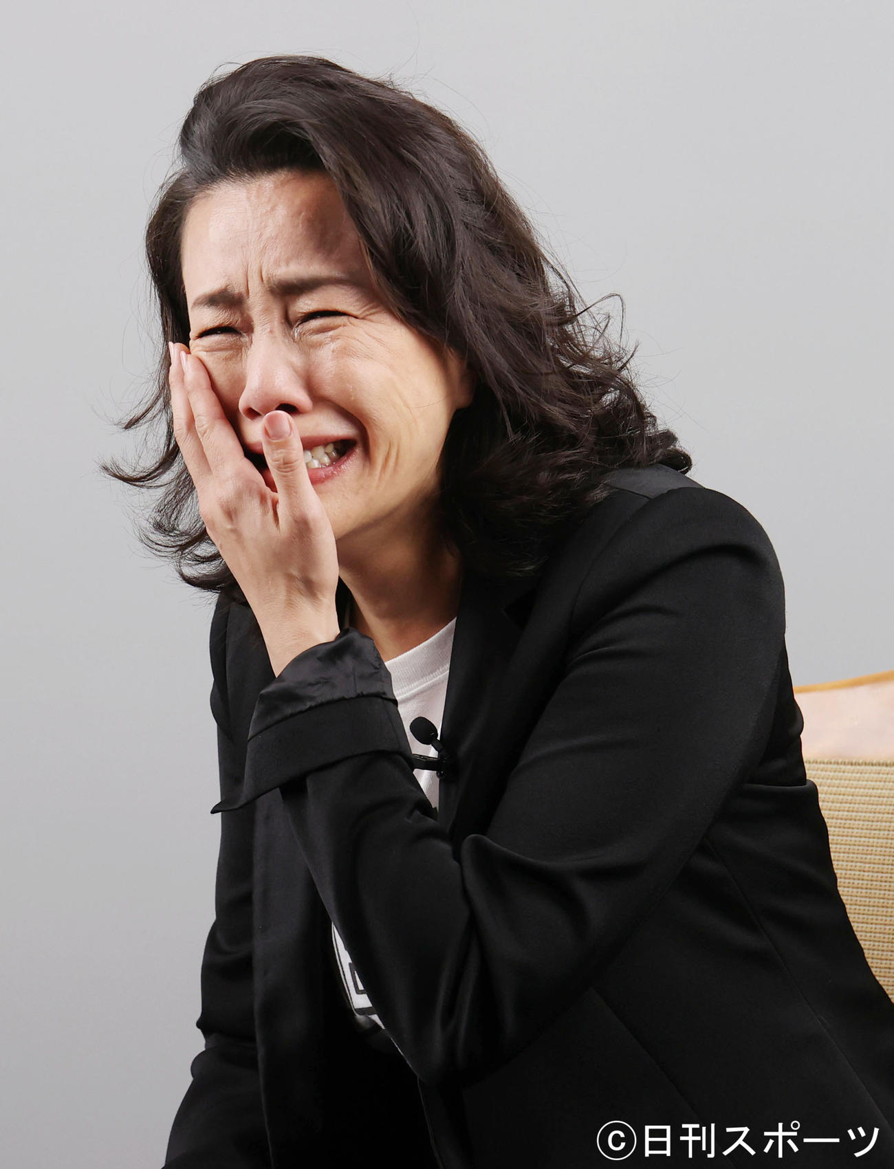助演女優賞の表彰インタビュー中、感極まる渡辺真起子（2020年12月10日撮影）