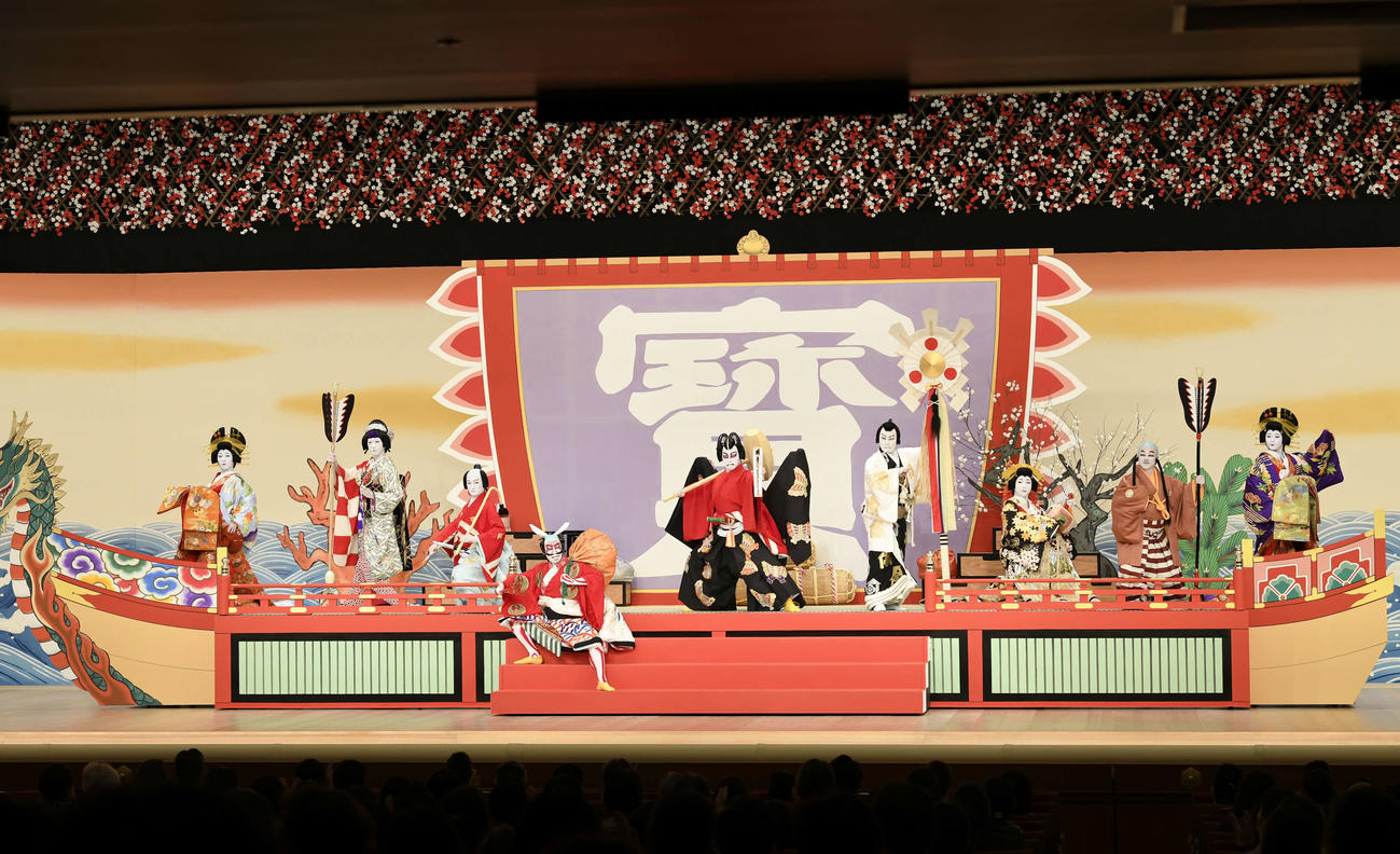 歌舞伎座「壽初春大歌舞伎」の第1部「壽浅草柱建」に出演した、左から中村鶴松、坂東新悟、中村隼人、坂東巳之助、尾上松也、中村歌昇、中村米吉、中村種之助、中村莟玉（C）松竹