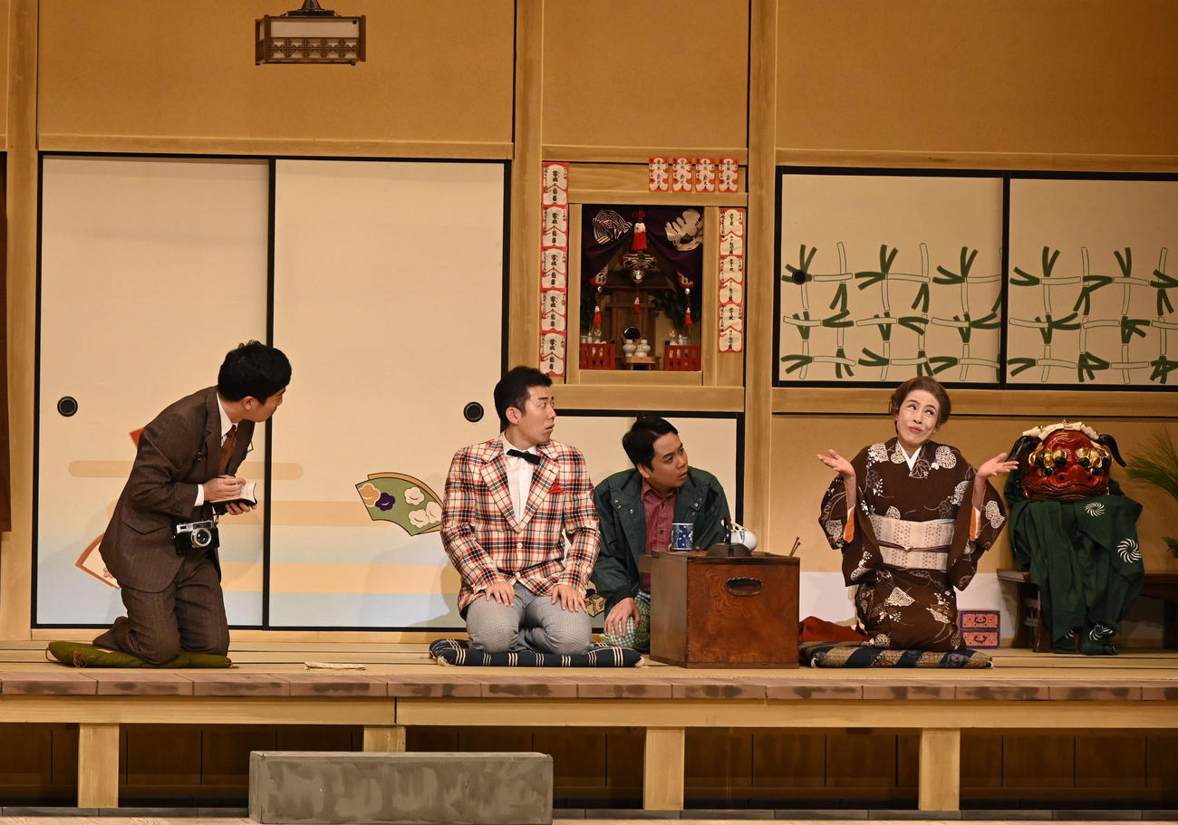 「初笑い！松竹新喜劇新春お年玉公演」が開幕。『鴨八ネギ次郎』を演じる久本雅美（右端）。左から2人目は藤山扇治郎（松竹南座提供）