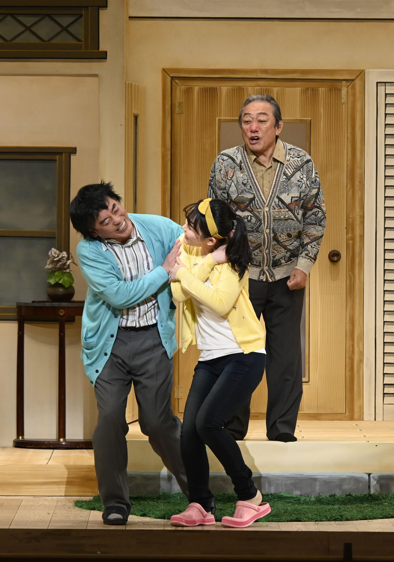 「初笑い！松竹新喜劇新春お年玉公演」が開幕。『二階の奥さん』を演じる、右から渋谷天外、桑野藍香、曽我廼家寛太郎（松竹南座提供）