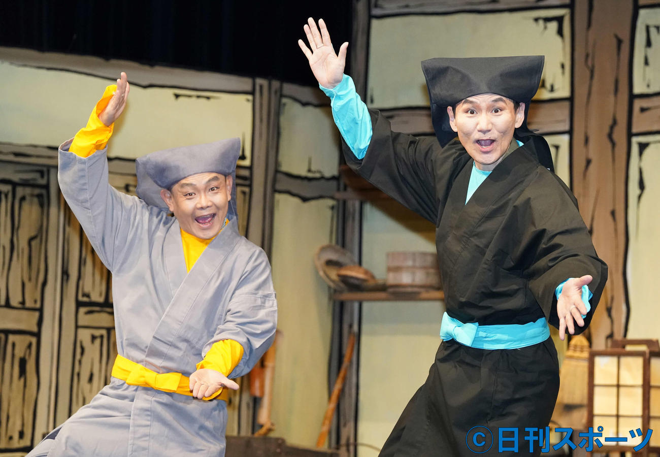 舞台「あんまと泥棒」の囲み取材でポーズを決める南原清隆（右）と近藤芳正（2020年11月26日撮影）