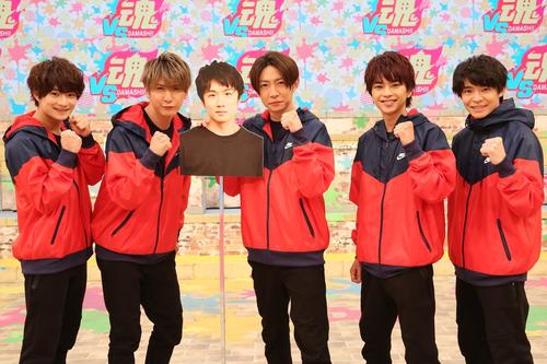 フジテレビ系「VS魂」のレギュラーメンバー。左から浮所飛貴、藤井流星、風間俊介(パネル)、相葉雅紀、佐藤勝利、岸優太