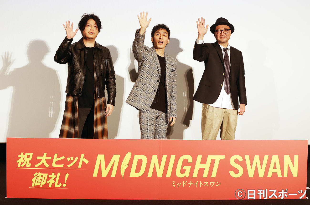 映画「ミッドナイトスワン」御礼舞台あいさつを行った左から音楽担当の渋谷慶一郎氏、主演の草なぎ剛、内田英治監督（2020年11月29日撮影）