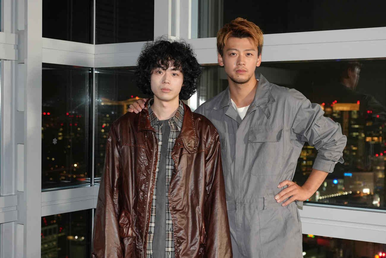 竹内涼真（右）主演のドラマ「君と世界が終わる日に」の主題歌「星を仰ぐ」を担当する菅田将暉