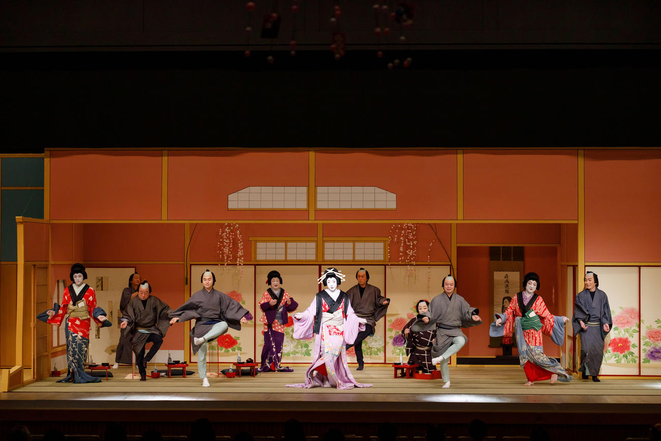 国立劇場初春歌舞伎公演「四天王御江戸鏑」でNiziUの縄跳びダンスを披露する尾上菊之助（中央）ら出演者