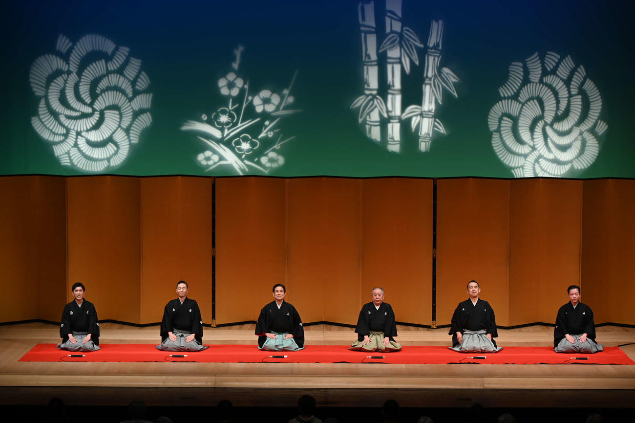 「新春吉例　米朝一門会」に出演した桂ざこば（右から3人目）桂米団治（同4人目）（撮影・株式会社フォトライブ佐々木芳郎氏）