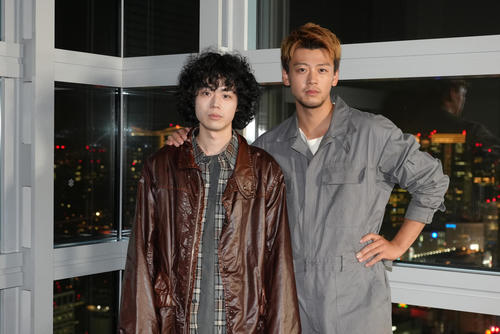 竹内涼真(右)主演のドラマ「君と世界が終わる日に」の主題歌「星を仰ぐ」を担当する菅田将暉