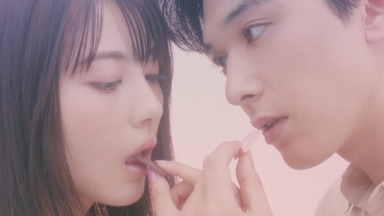ロッテ「ガーナチョコレート」の新CMに出演する浜辺美波と吉沢亮