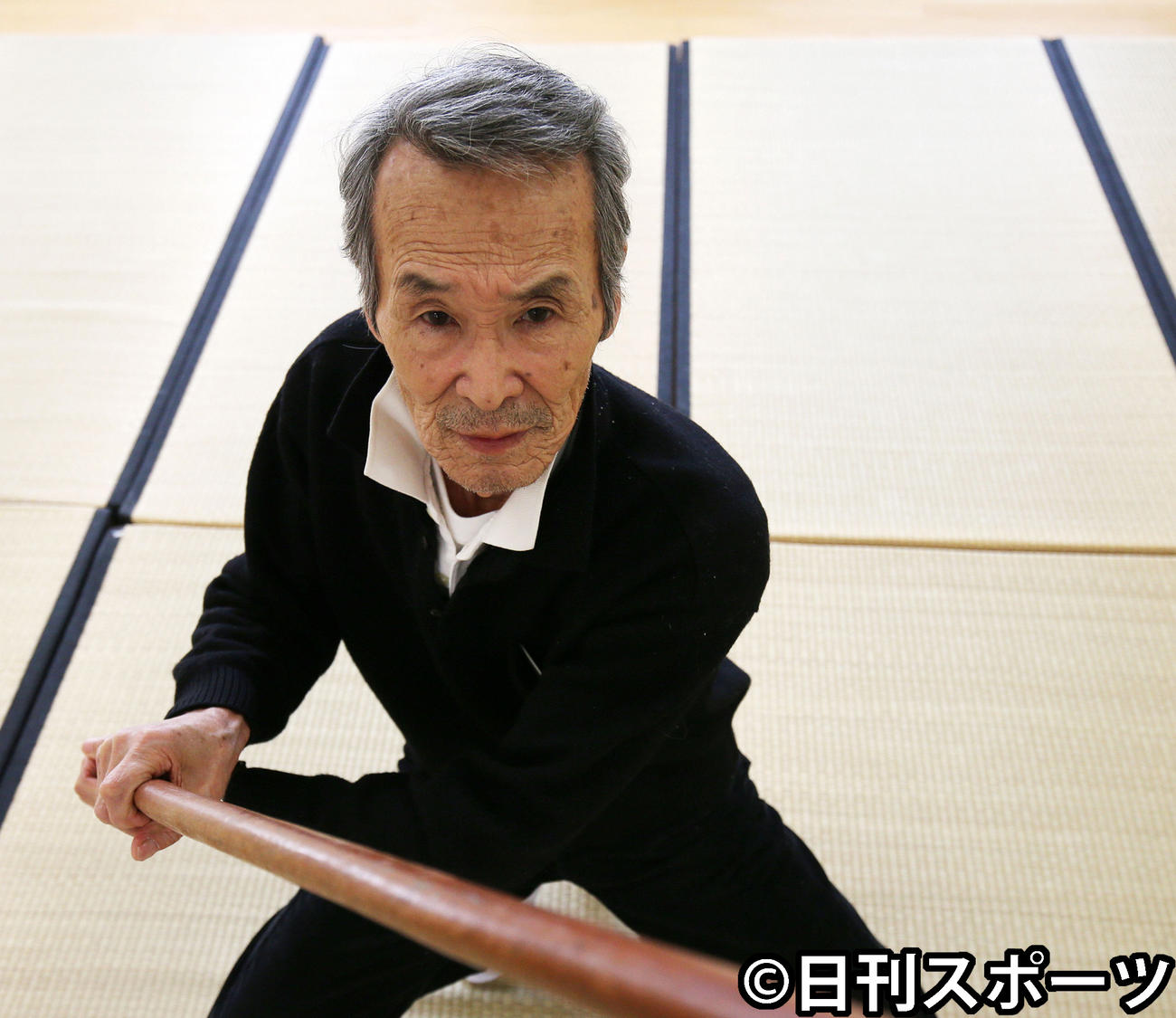 木刀を握り映画見せる厳しい顔つきになった福本清三さん（2014年11月28日撮影）