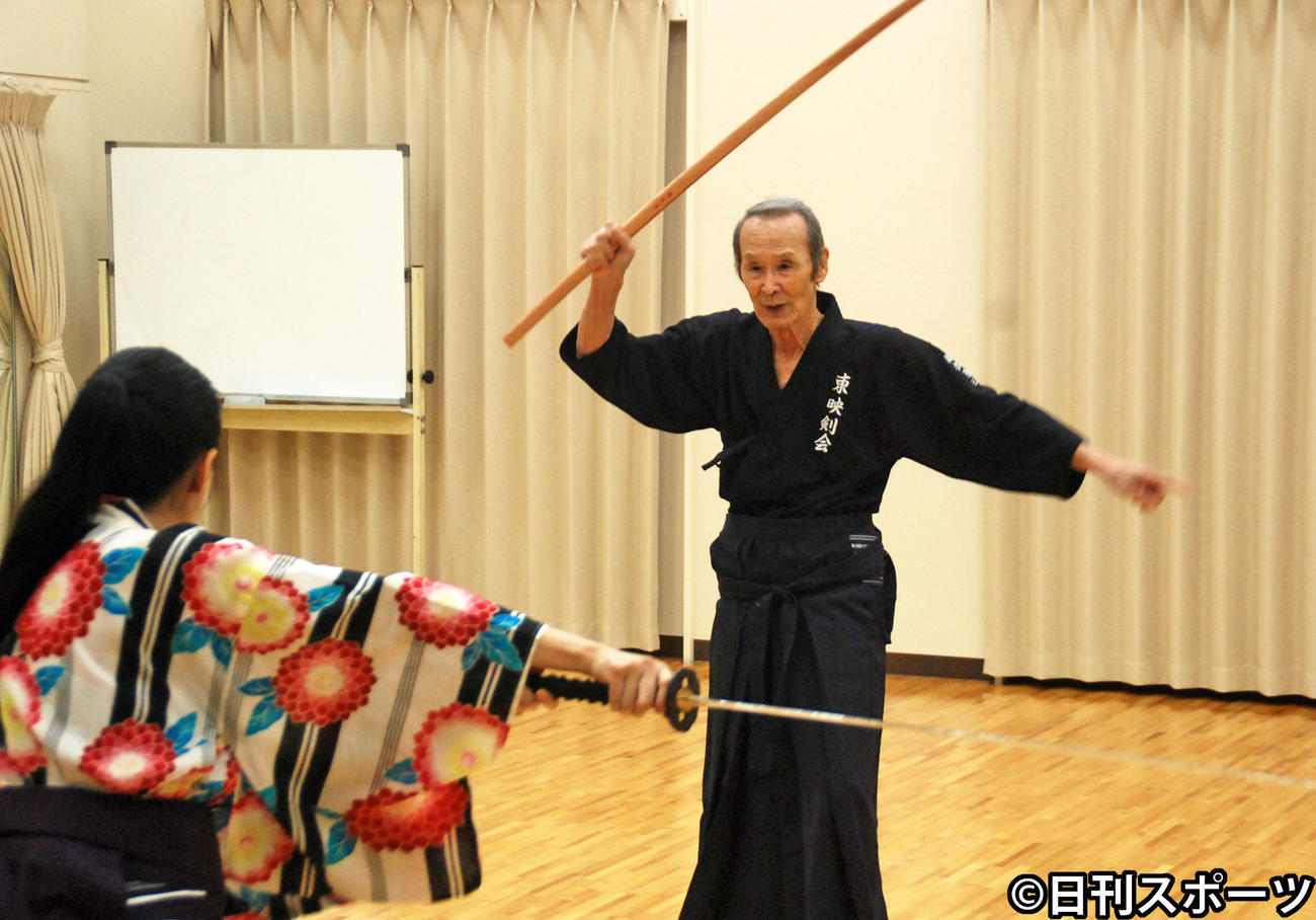 殺陣講座の受講生に技を伝える福本清三さん（2018年6月8日撮影）