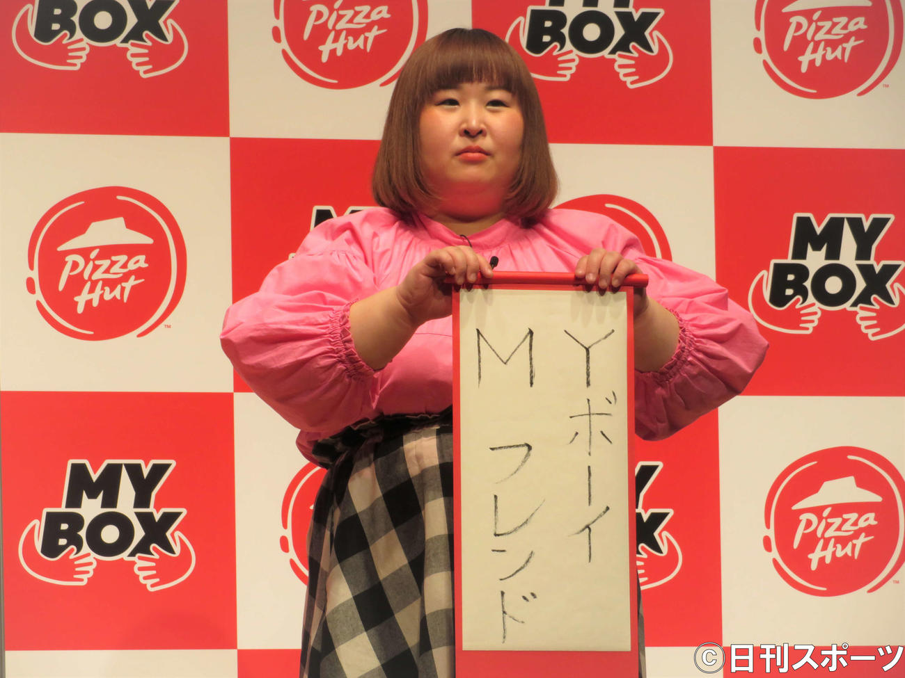 「ピザハット」が展開するおひとりさま専用のピザセット「MY　BOX」の発売記念イベントに出席したかなで（撮影・三須佳夏）