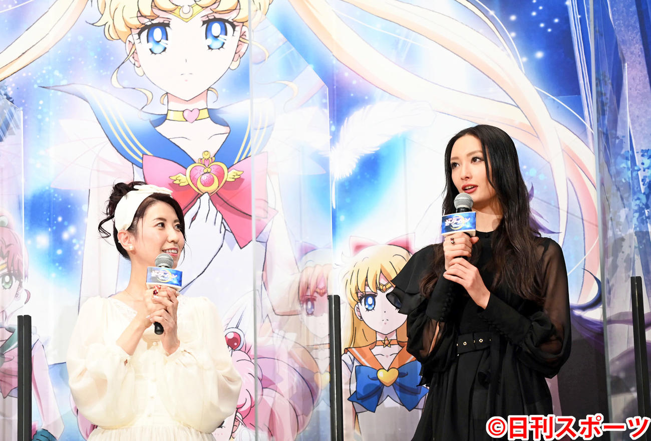 「セーラームーン愛」を語る菜々緒。左は三石琴乃（撮影・玅見朱実）