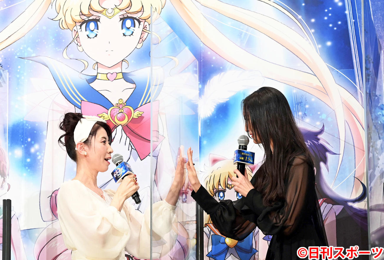 憧れの声優・三石琴乃（左）とアクリル板越しに手を合わせる菜々緒（撮影・玅見朱実）